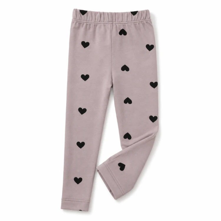 lawendowe-legginsy-dziewczece-w-czarne-serduszka.webp